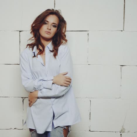 mujer posando en el estudio