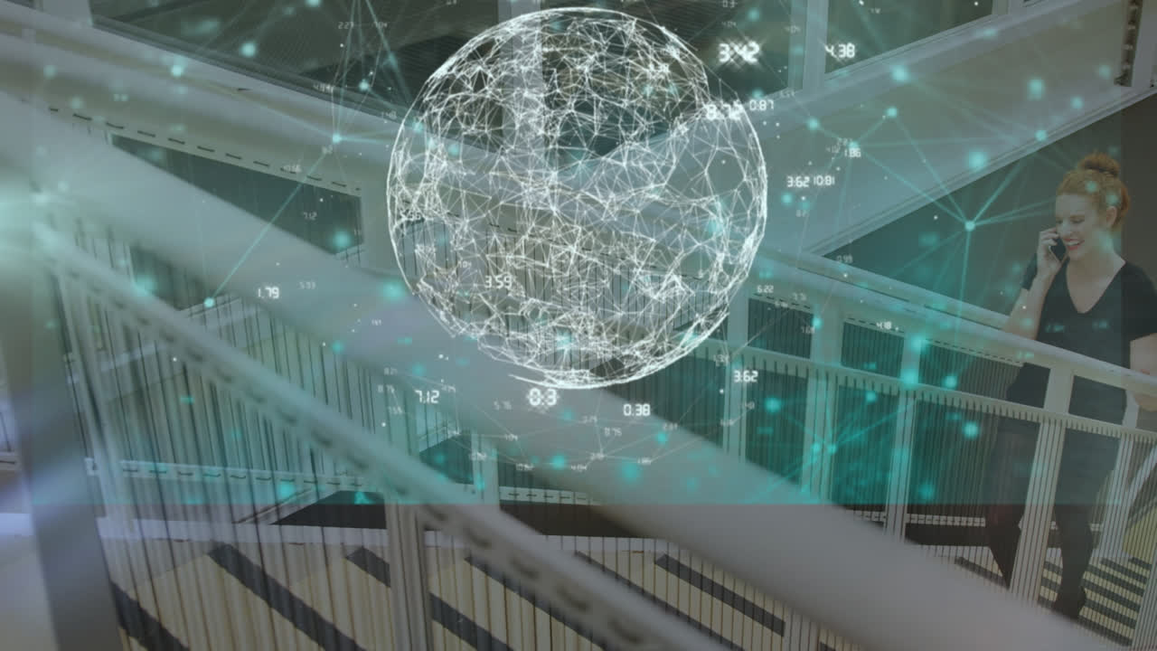 animación del procesamiento de datos financieros sobre una mujer de negocios caucásica en el cargo