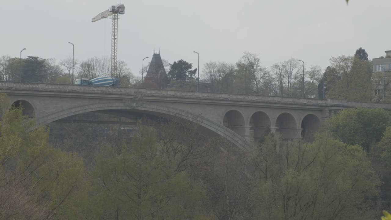camión de cemento circulando por el puente adolphe en la ciudad de luxemburgo