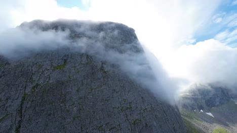 el dron fpv se embarca en un emocionante ascenso por una enorme cara vertical de la montaña, una emocionante aventura desde una perspectiva atrevida