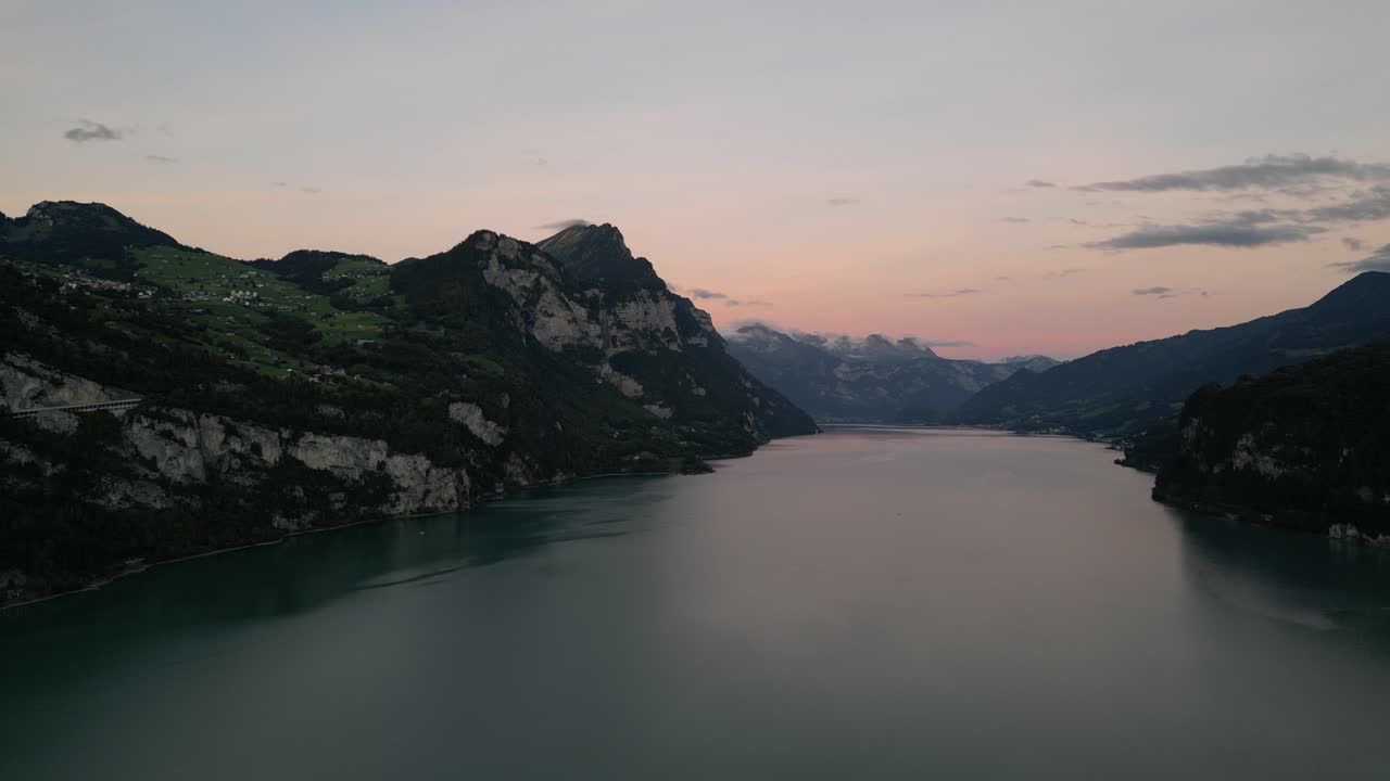 drone panorámico sobre el lago con montaña y hermoso cielo cerca del lago walensee, suiza