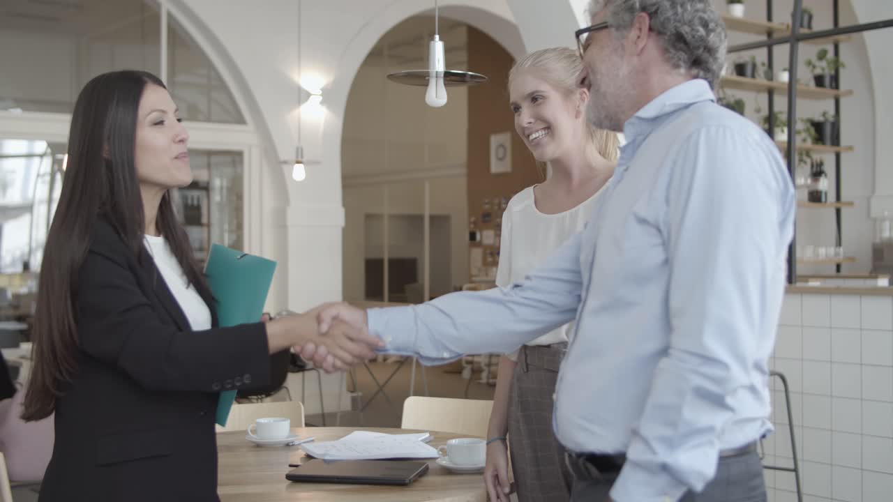 exitosa reunión de agente femenina con clientes