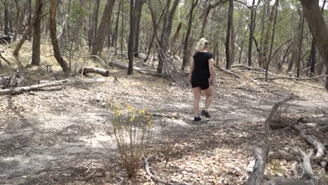 Chica-Rubia-En-Caminata-Por-La-Naturaleza-Alejándose-De-La-Cámara