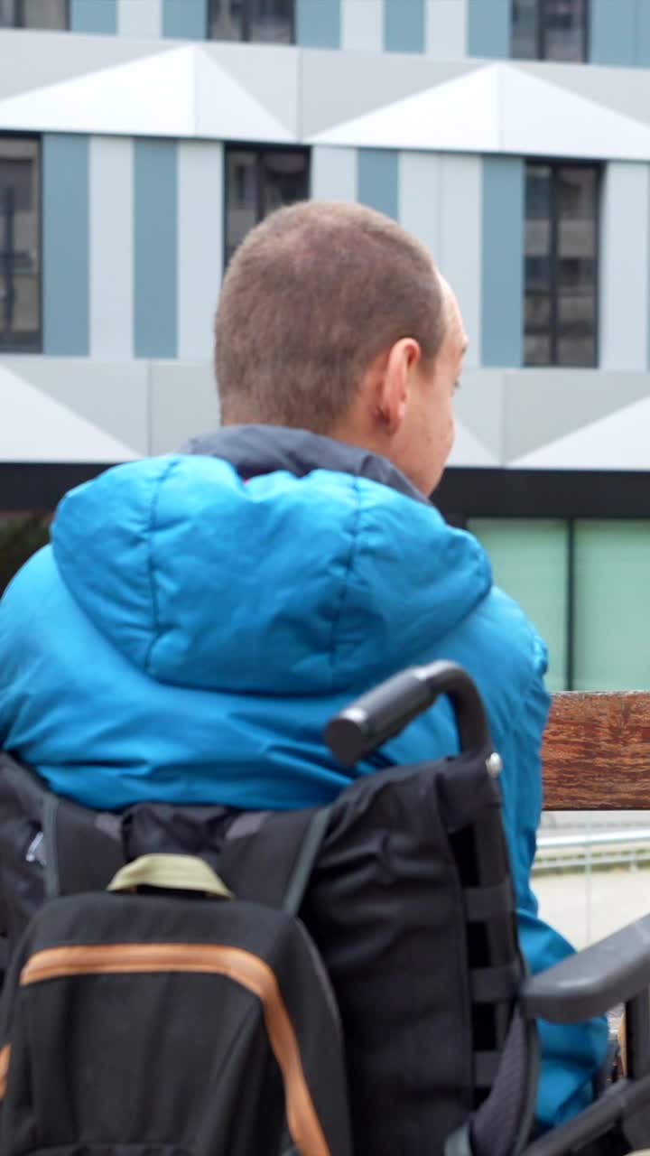 Persone che parlano, una su sedia a rotelle