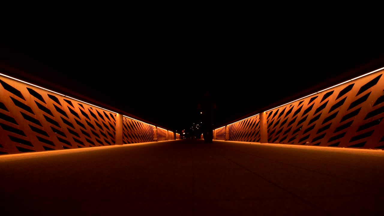 볼더, 콜로라도에서 밤에 볼더 크릭 경로에서 걷는 남자