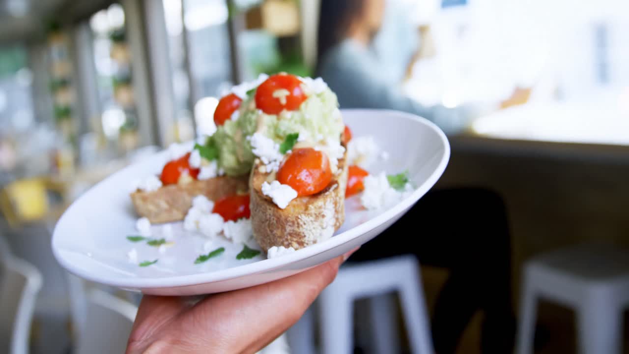 카페 4k에서 접시를 제공하는 웨이터