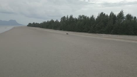 hermosa vista aérea de la playa de terombol, kuching, sarawak