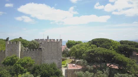 vista aérea del castillo de sao jorge o del castillo de san jorge en la ciudad de lisboa con el río tejo en el fondo, portugal