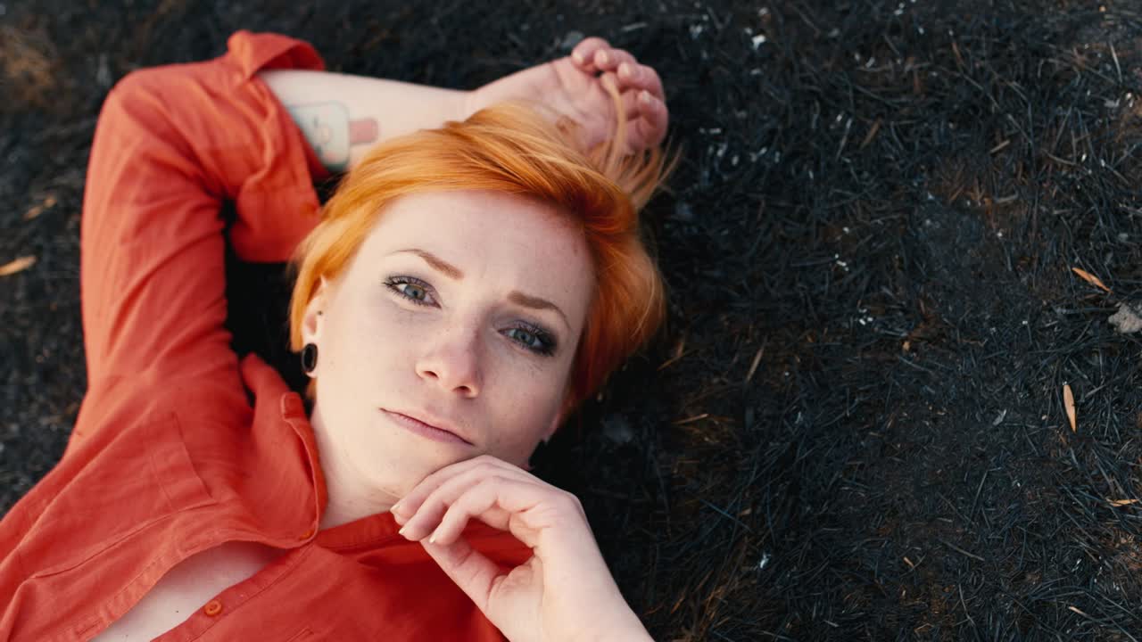 카메라 2를 보고 슬픈 피곤된 여자의 초상화