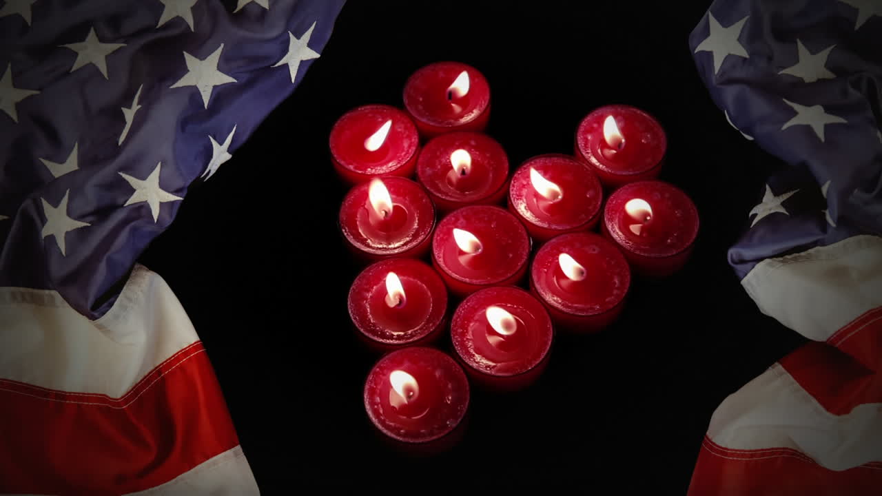 velas encendidas y bandera estadounidense