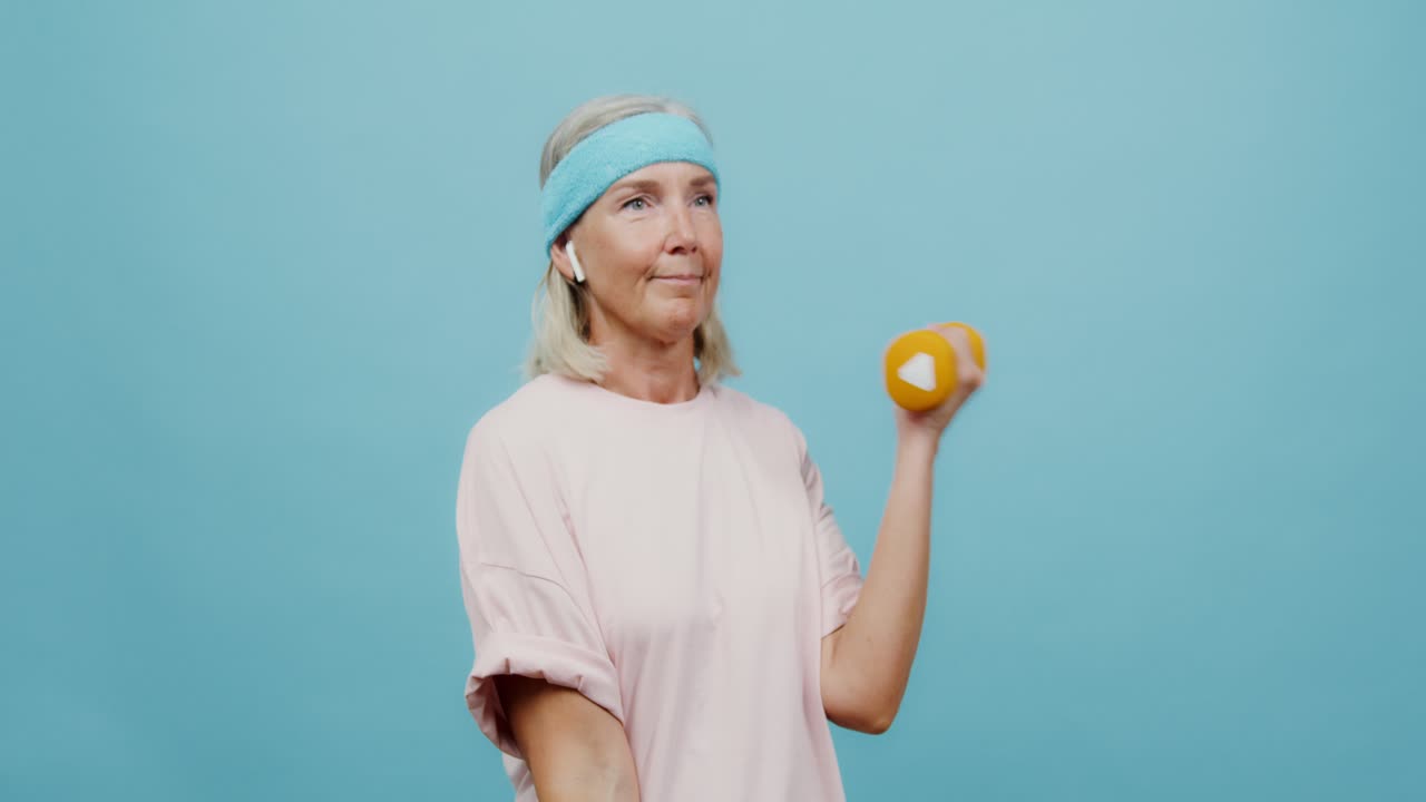 mujer mayor haciendo ejercicios con pesas