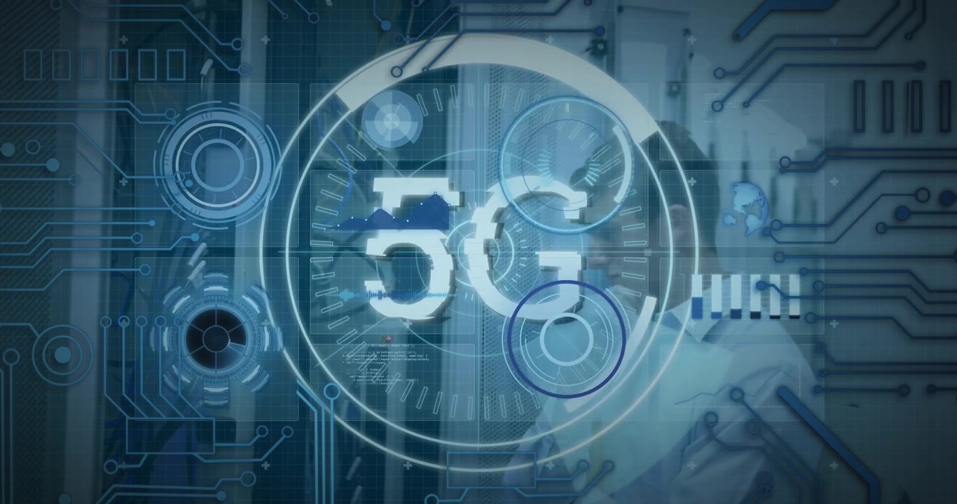 Animación de un banner de texto 5G y escáneres redondos sobre un ingeniero caucásico en una sala de servidores de computadoras.