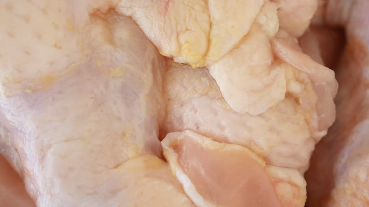 primer plano de piezas de pollo crudo
