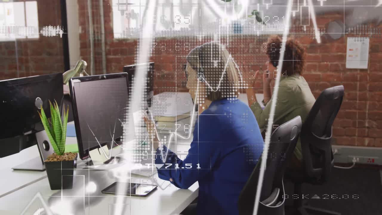 그래프, 숫자, 블록체인, 두 인종의 여성이 헤드폰으로 이야기하고 컴퓨터로 사용하는 애니메이션