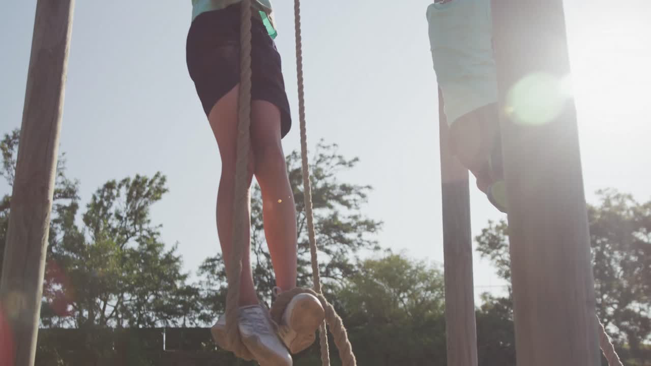 백인 소년들이 훈련 캠프에서 훈련하고 있습니다.