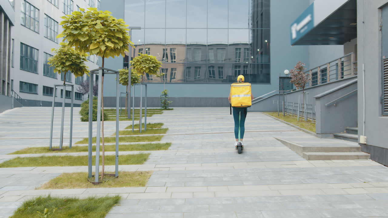 persona di consegna su scooter elettrico