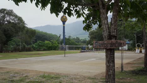 Parque-De-Montaña-Vacío-En-La-Tailandia-Rural-En-Un-Día-Brumoso