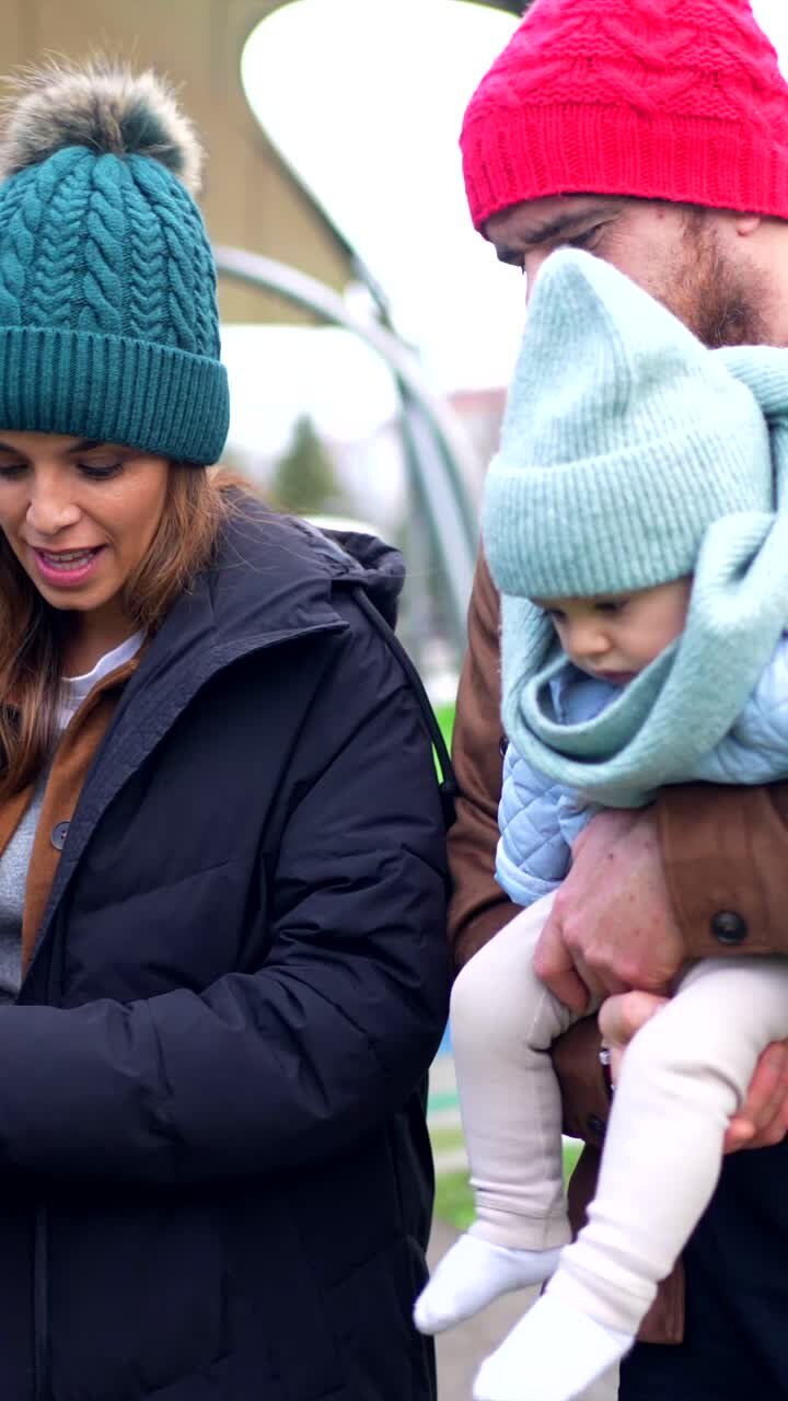 familia caminando en el parque
