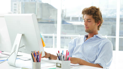 vermoeide zakenman die aan zijn computer werkt