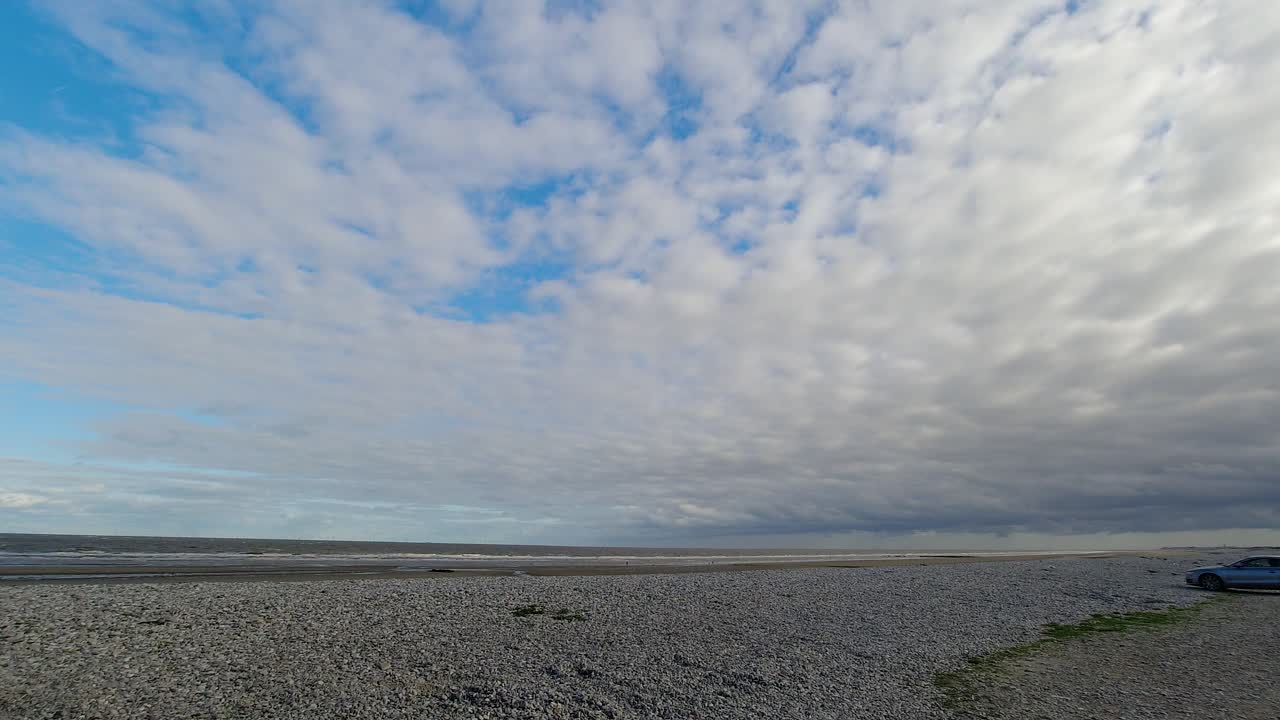 황금빛 모래 웨일스 해안선을 통과하는 푸른 하늘 구름 덮개 시간 경과