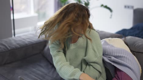 madre e hija juegan juntas en casa