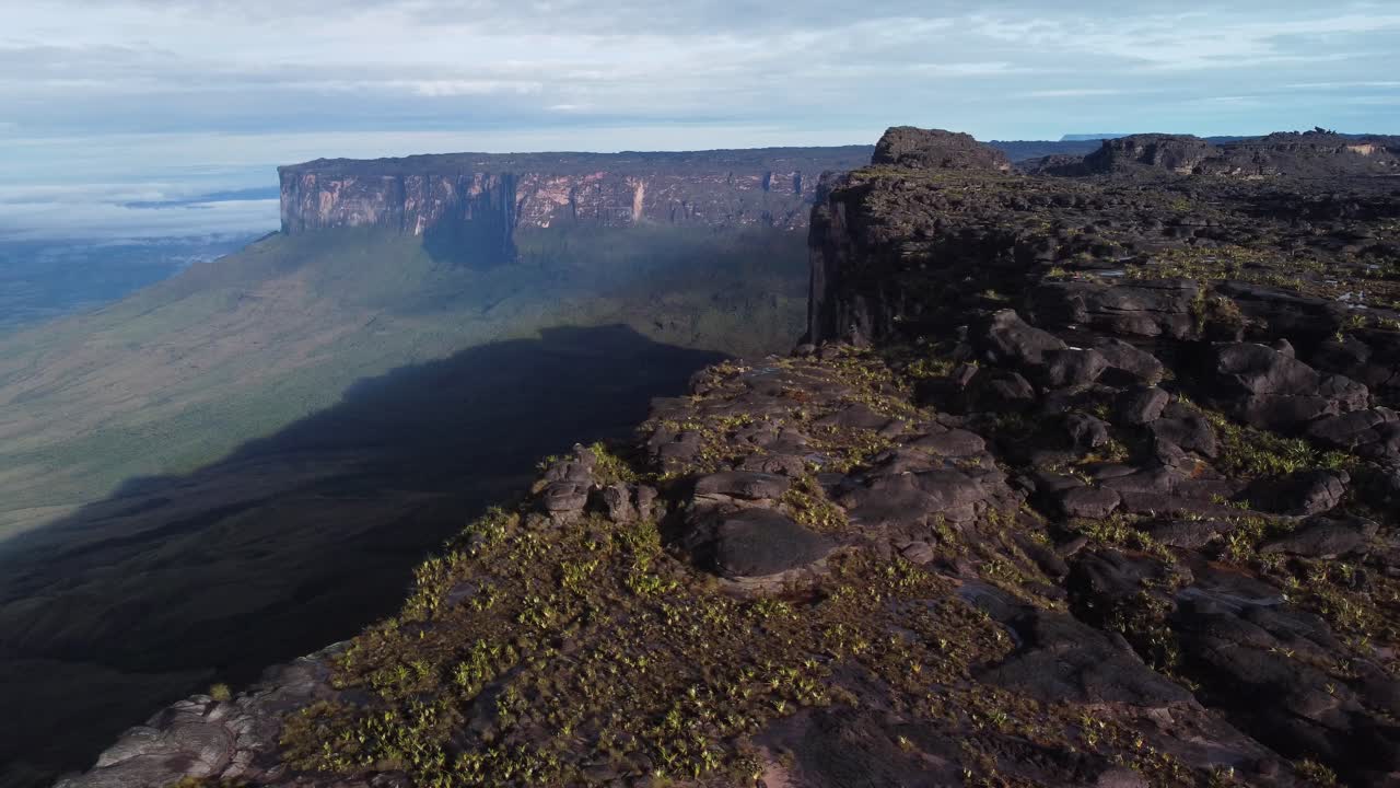 vista aérea de arriba hacia abajo de la cumbre de roraima y kukenan tepui bajo la luz del sol