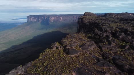Luftaufnahme-Von-Oben-Nach-Unten-Auf-Den-Roraima--Und-Kukenan-Tepui-Gipfel-Unter-Sonnenlicht