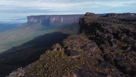 vista aérea de arriba hacia abajo de la cumbre de roraima y kukenan tepui bajo la luz del sol
