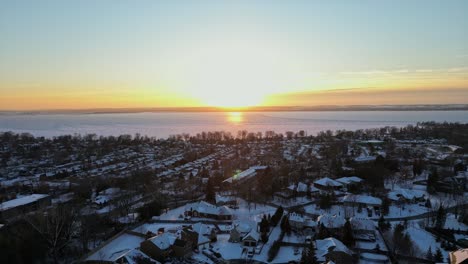 Hora-Dorada-Junto-A-Los-Grandes-Lagos-Durante-El-Invierno-Y-La-Puesta-De-Sol