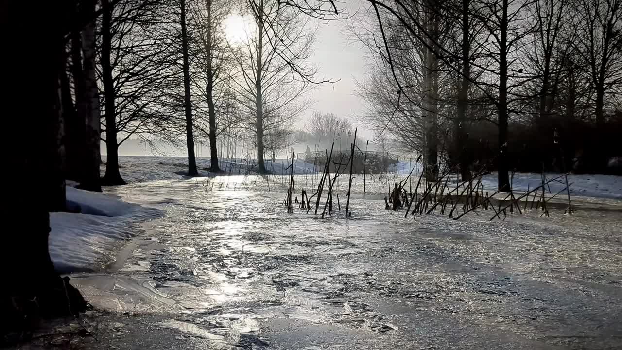 평화로운 풍경 에 있는 안개 가 가득 한 하천, 배경 에 있는 다리 를 건너고 있는 노인 부부