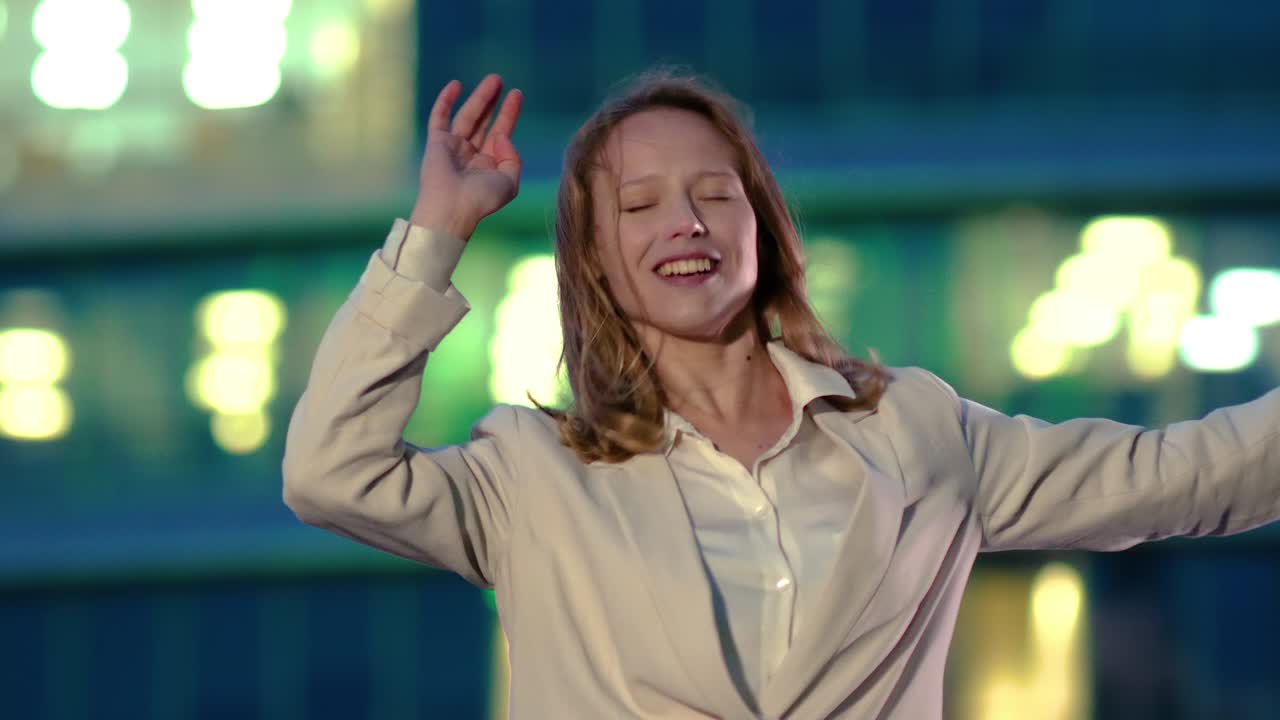 una chica elegante con un abrigo de trineo de moda bailando felizmente.