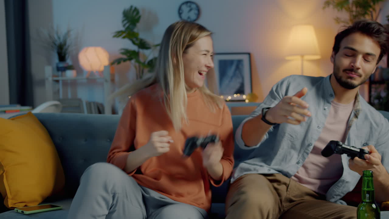 Pari pelaa videopelejä kotona