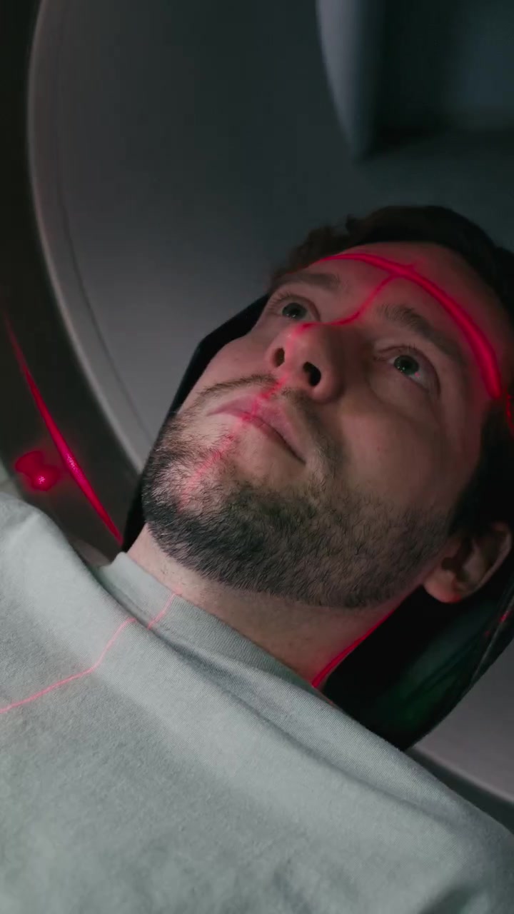 Close-up de Homem Deitado dentro de Tomógrafo durante Procedimento de Diagnóstico