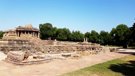 Vista-Panorámica-Del-Templo-Del-Sol,-Modhera-Con-Sun-Kund-En-El-Frente