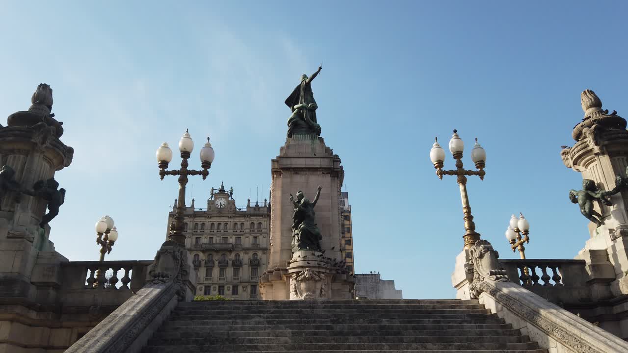 Panoramica delle statue della Piazza del Congresso Nazionale Argentino e del Parco Urbano a Buenos Aires.