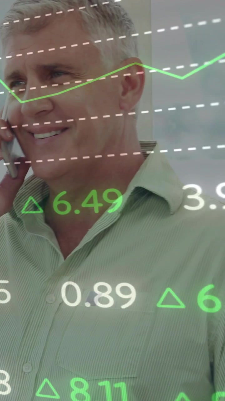Video vertical: Hombre mayor girándose, contestando un teléfono de mercado, sonriendo mientras las acciones se mueven sobre su camisa.
