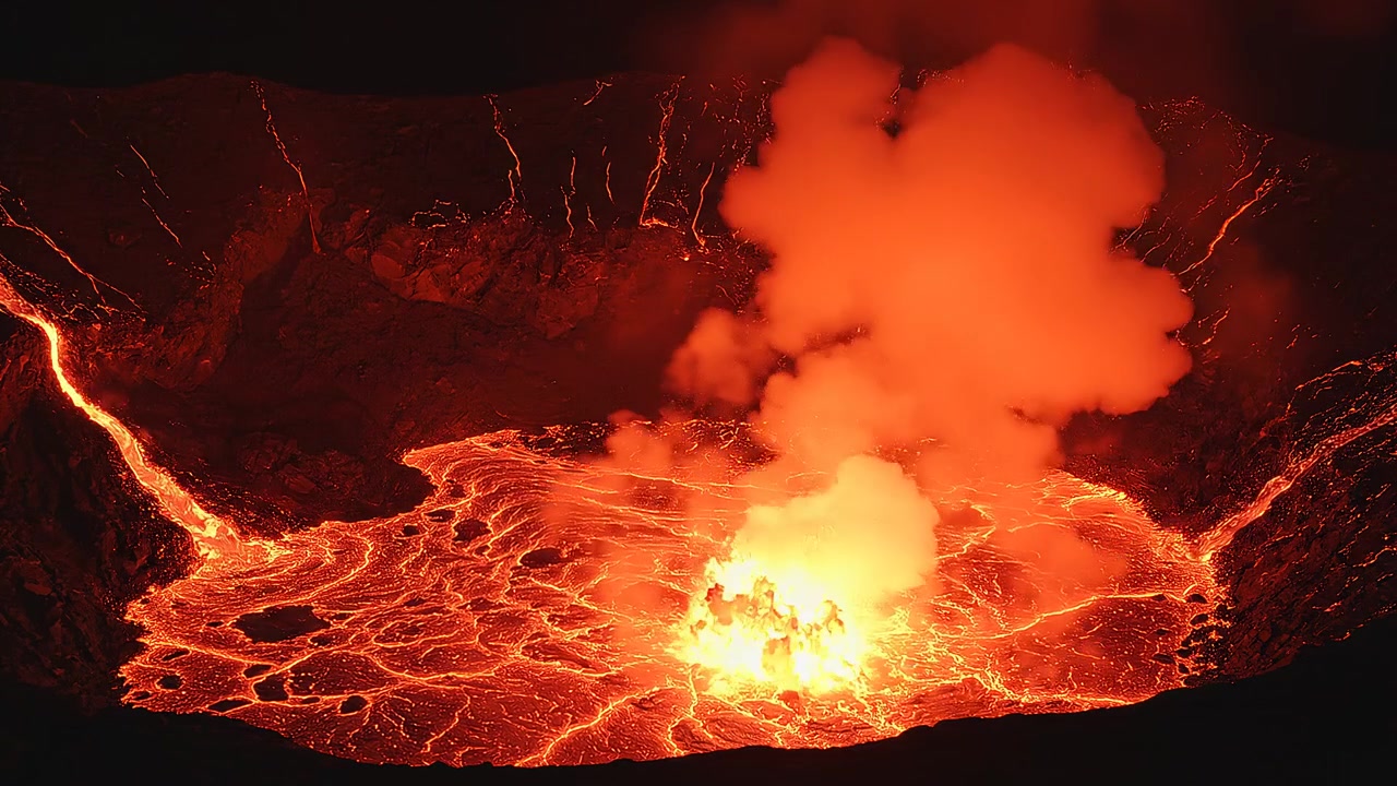 Eruzione vulcanica attiva con lava che scorre e dense colonne di fumo