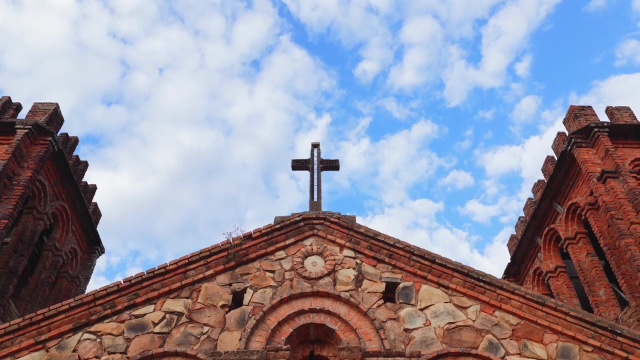 Františkánský kostel Parroquia Nuestra Señora de la Asunción de Ybaroty ve Villarrica, Paraguay. Letecký záběr s náklonem nahoru.