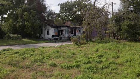 Decrepit-home-that-has-been-burned-and-condemned-which-conveys-poverty-in-the-American-south-east