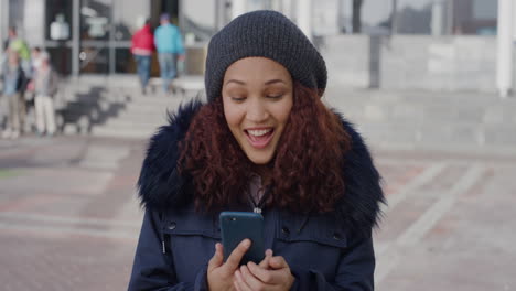 Retrato-Hermosa-Mujer-Joven-Usando-Video-Chat-De-Teléfono-Inteligente-Disfrutando-Hablando-Por-Teléfono-Móvil-Sonriendo-Estudiante-Emocionada-En-El-Campus-Universitario-En-Cámara-Lenta-De-La-Ciudad