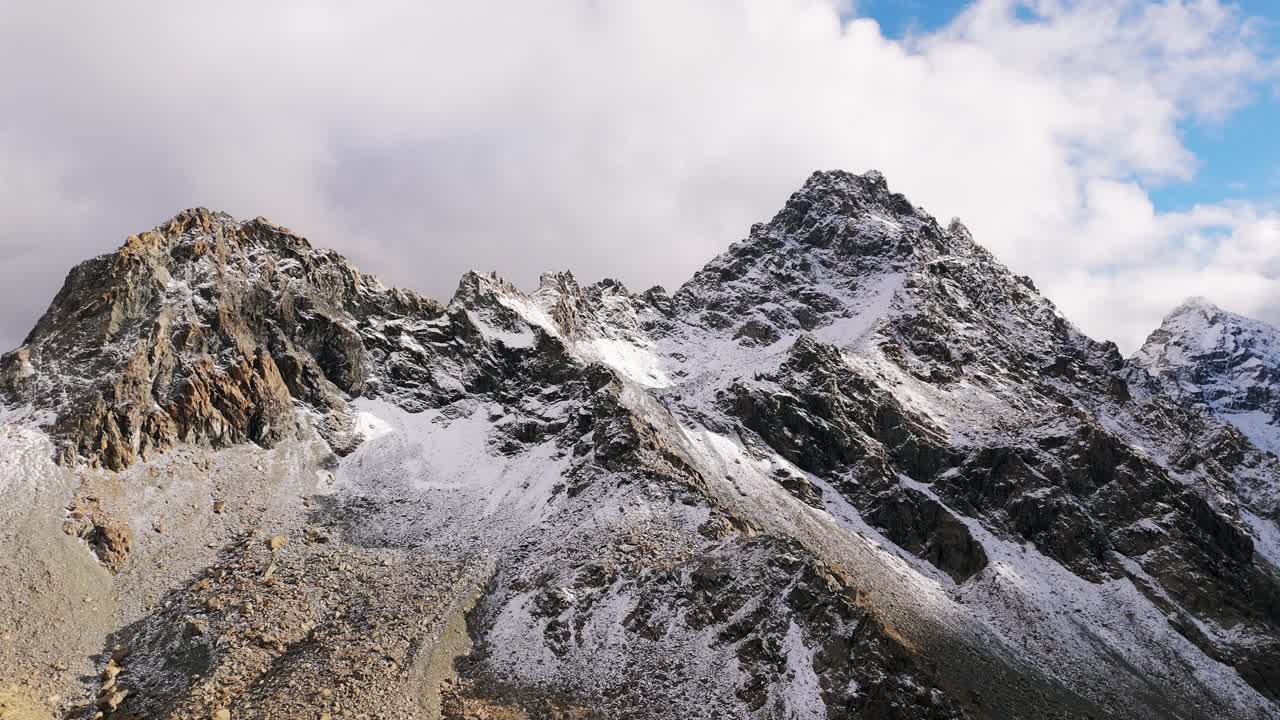 눈으로 인 웅장한 산꼭대기