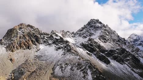 majestuosos picos de montañas cubiertas de nieve