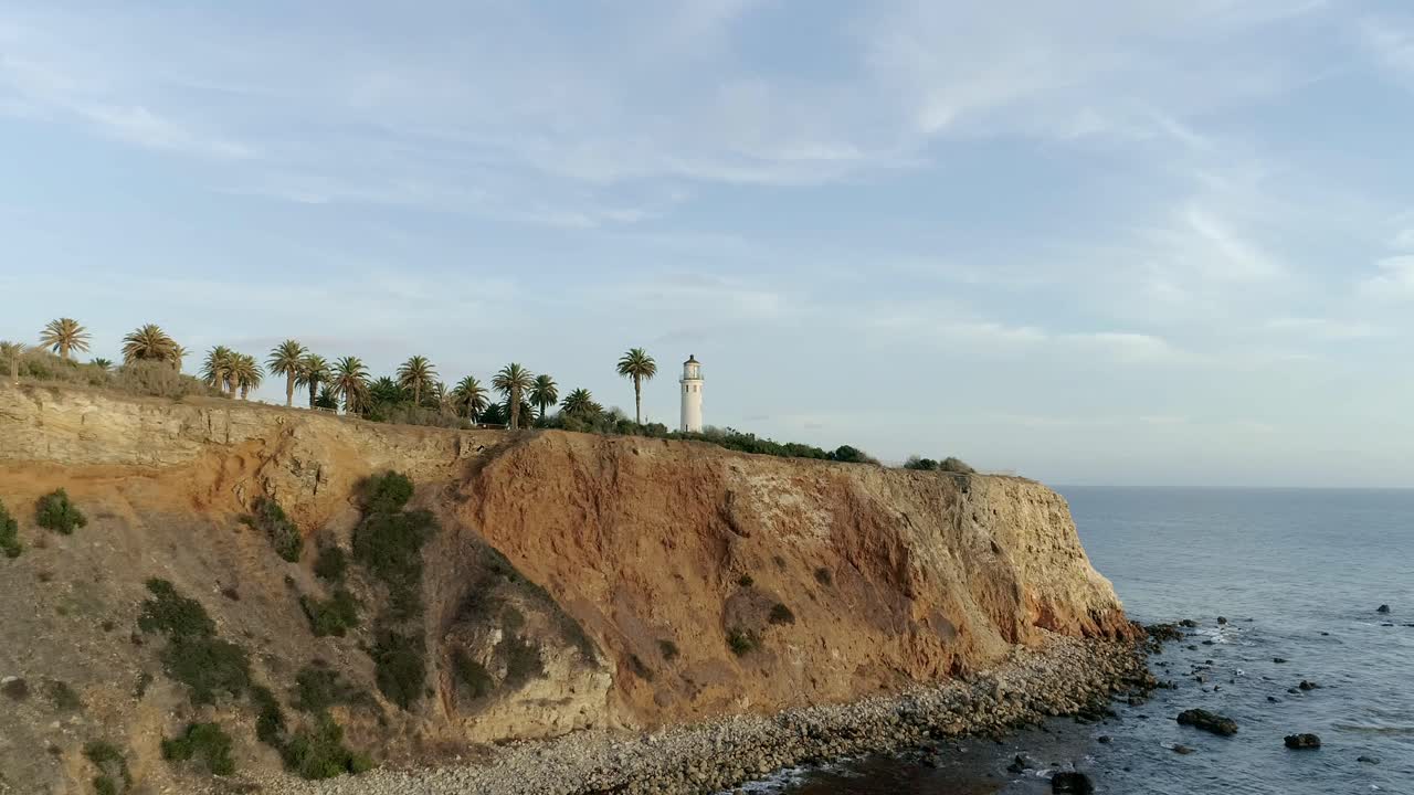 video aereo del atardecer del famoso faro de point vicente