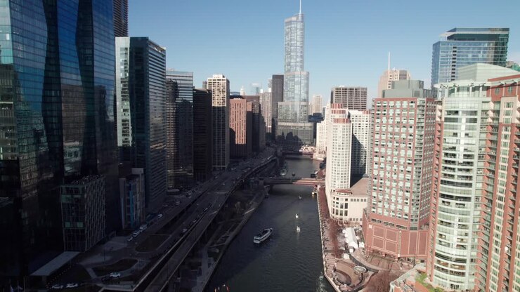 Longa tomada aérea reversa ao longo do Rio Chicago, clipe de drone 4K.
