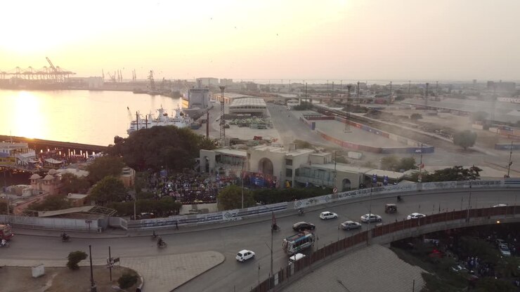 Veduta aerea di un raduno automobilistico a Port Grand Avenue durante il tramonto a Karachi