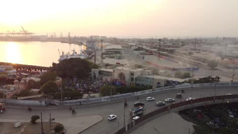 Vista-Aérea-De-La-Exhibición-De-Autos-En-La-Gran-Avenida-Del-Puerto-Durante-La-Puesta-De-Sol-En-Karachi