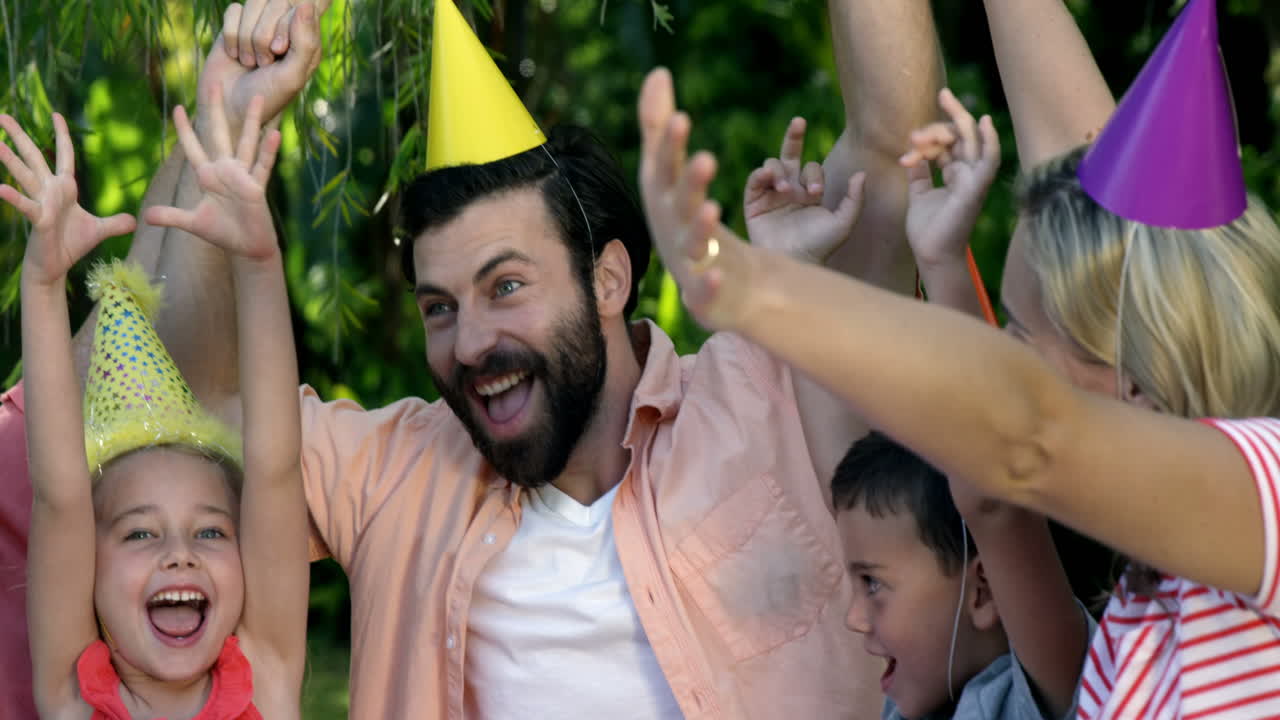 familia celebrando un cumpleaños