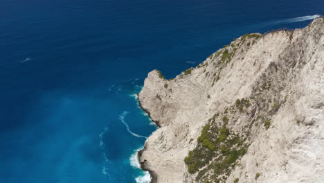 Schöne-Weiße-Klippen-Von-Zakynthos-An-Den-Versteckten-Stränden-In-Griechenland---Antenne