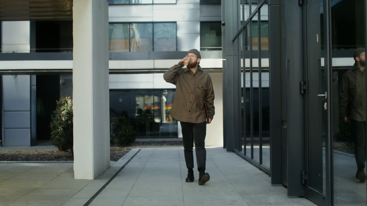 hombre bebiendo café al aire libre en la ciudad