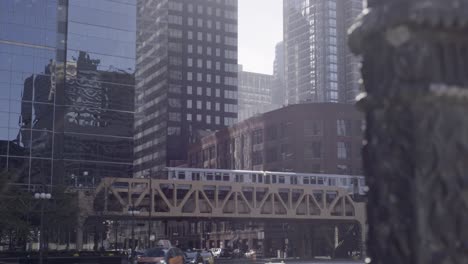 Urban-city-life-in-Chicago,-cars-and-metro-in-modern-town-with-skyscrapers